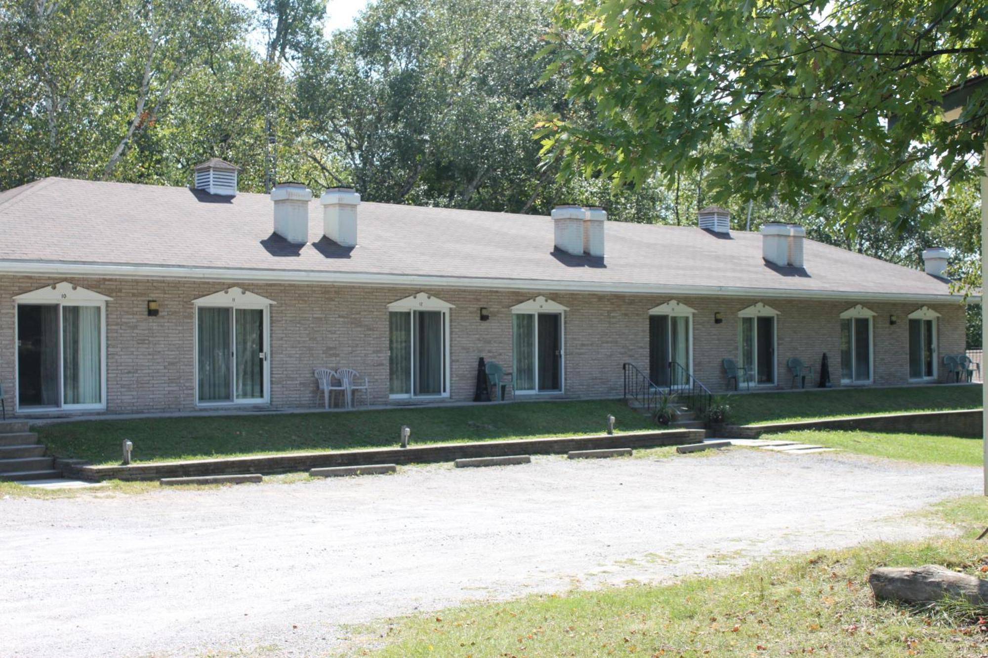 Colonial Bay Motel And Cottages Huntsville Exteriér fotografie