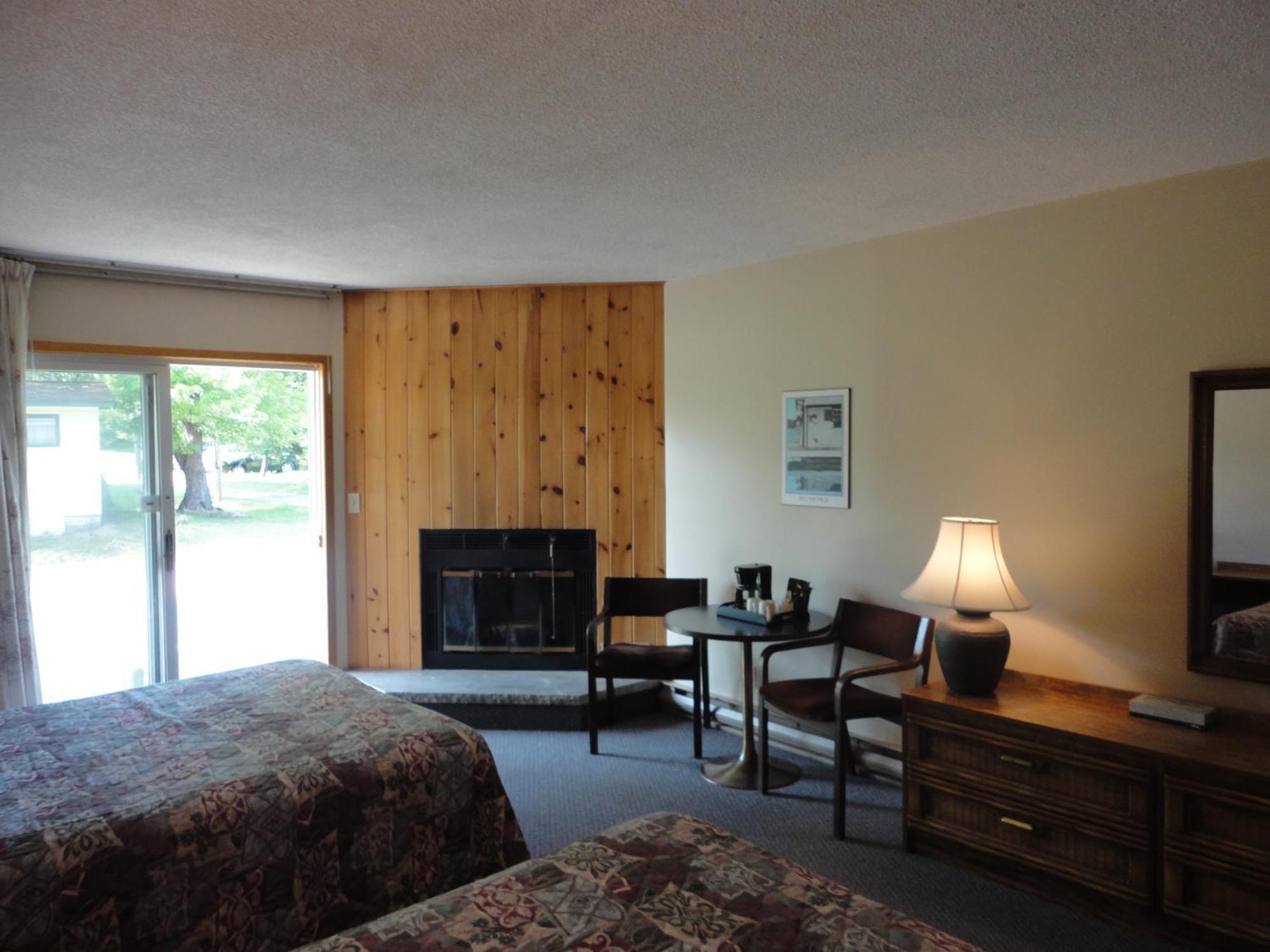 Colonial Bay Motel And Cottages Huntsville Exteriér fotografie